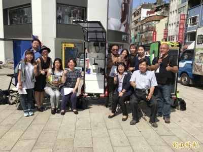 台灣環境保護聯盟透過Google及新竹物流公司贊助,自製設計出六台『太陽能行動咖啡車』,並結合台少盟及畢嘉士基金會公平貿易咖啡,捐贈給青年公益組織。(記者陳炳宏攝)