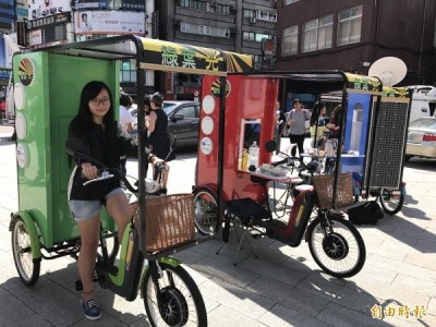 首批『太陽能行動咖啡車』一共六部,六種顏色。(記者陳炳宏攝)