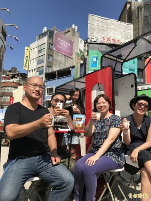 台灣環境保護聯盟透過Google及新竹物流公司贊助,自製設計出六台『太陽能行動咖啡車』,前排左起台灣環境保護盟秘書長陳秉亨、台少盟秘書長葉大華、台灣再生能源推動聯盟召集人高茹萍。(記者陳炳宏攝)