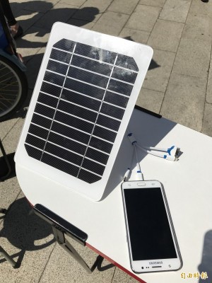 『太陽能行動咖啡車』提供簡易太陽能充電座,顧客可以一邊享受美味咖啡幫自己充電,順便幫手機充電。(記者陳炳宏攝)
