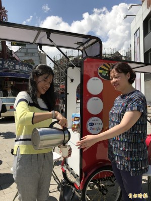 友善環境的『太陽能行動咖啡車』,配上友善農民的畢嘉士公平貿易咖啡,可以讓弱勢青年輕鬆自立。(記者陳炳宏攝)